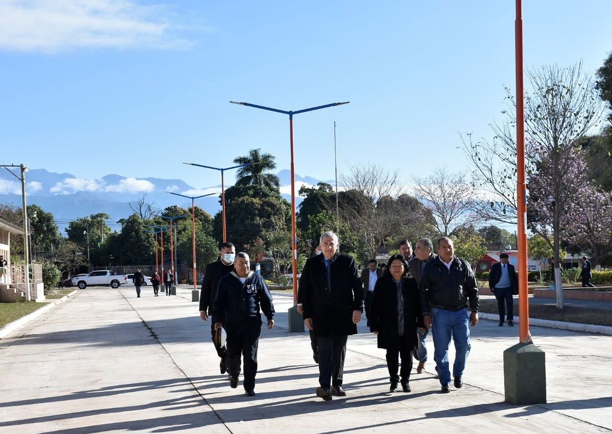 El gobernador Gerardo Morales recorrió las obras de pavimentación y del nuevo sistema de iluminación en la plaza principal. 