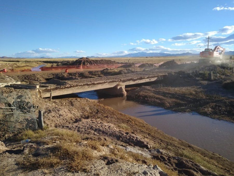 Las obras para nuevo Puente sobre río MIraflores inicaron sus tareas preparatorias removiendo antiguas estructuras.