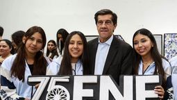Sadir entregó camperas a la Comisión Estudiantil de la Fiesta Nacional de los Estudiantes