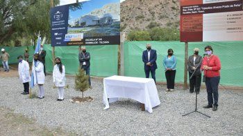 El gobernador de la Provincia, Gerardo Morales, junto a la ministra de Educación, Isolda Calsina, firmaron el acta compromiso del inicio de obra de la Escuela N° 341 “Valentina Álvarez Prado De Peña” de Hornillos, que encamina el Programa de Mejora del Acceso y la Calidad Educativa (PROMACE) dentro del EDUPlan21.