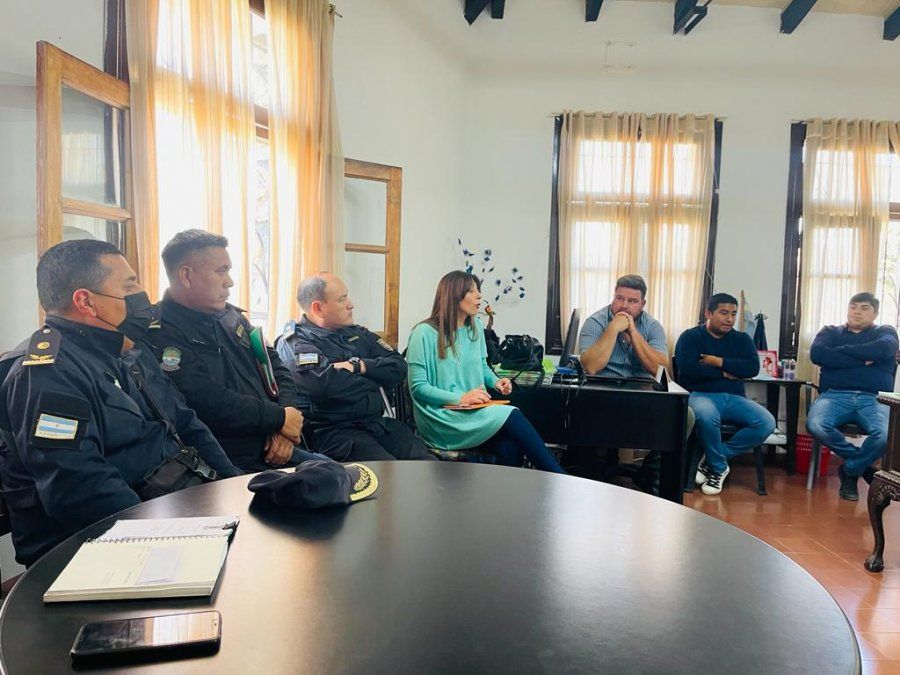 Funcionarios del Ministerio de Seguridad y del Municipio de San Antonio mantuvieron un encuentro para diagramar acciones conjuntas en prevención del delito en pos de garantizar la seguridad en Los Alisos; Ceibal y zonas aledañas.