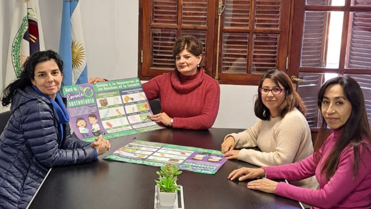 Ministra María Inés Zigarán con el equipo de Educación y Comunicación Ambiental