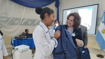 Más de un centenar de estudiantes de Enfermería recibieron mochilas técnicas en el IES N°11