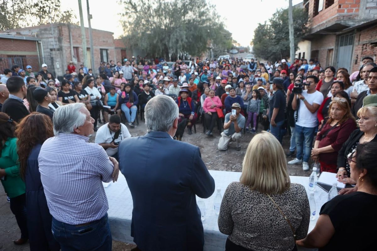 El gobernador Morales se reunió con vecinos del barrio La Esperanza de Perico