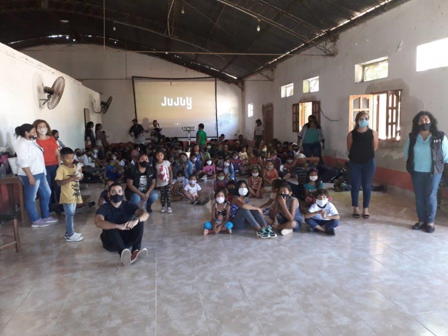 El equipo del Cine Móvil encabezado por Asunción Rodríguez acompañó al Programa Escuela de Verano en Caimancito