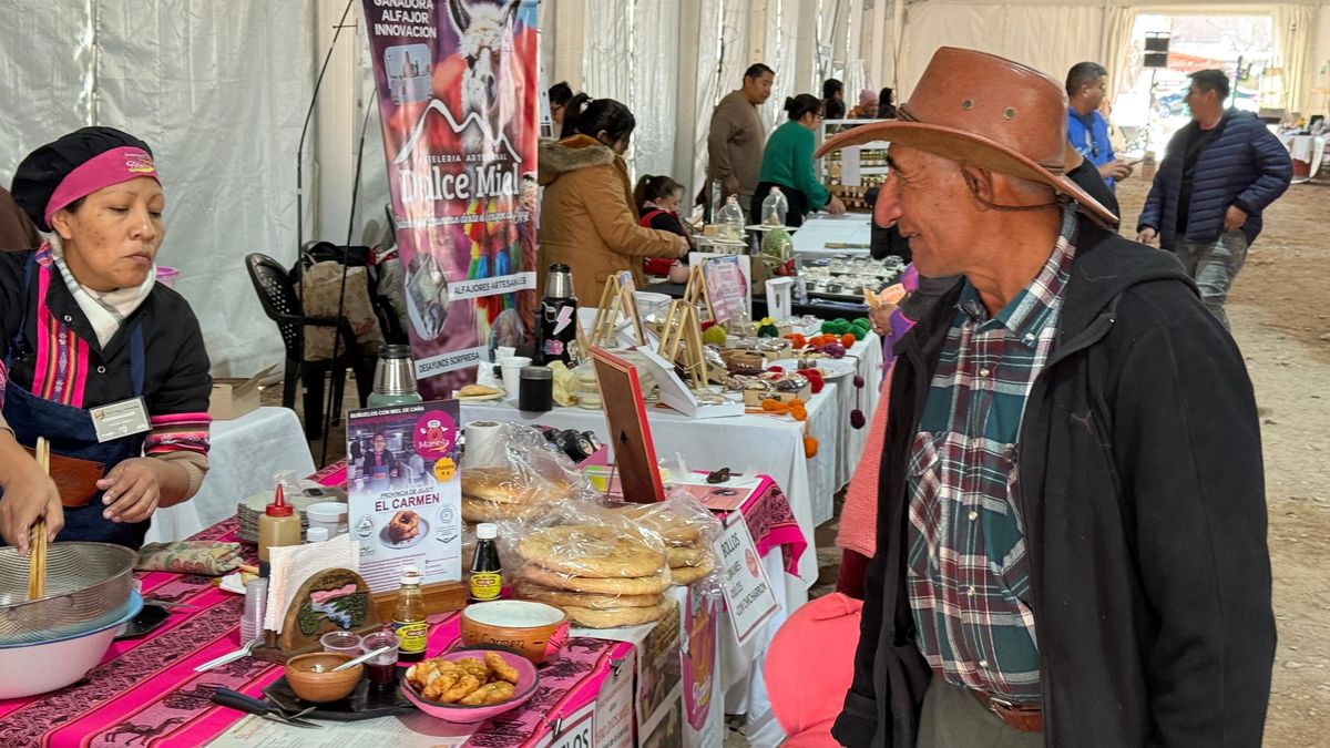 Saberes y Sabores: una multitud en la Estación del Tren Solar de Tilcara Saberes y Sabores: una multitud en la Estación del Tren Solar de Tilcara