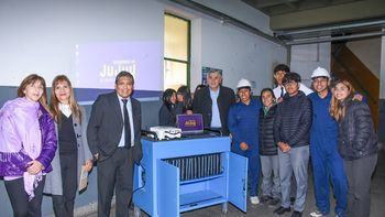 el gobernador  destaco la digitalizacion de la escuela eet n°2