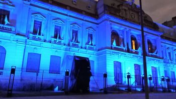 casa de gobierno y el complejo ministerial iluminados por malvinas