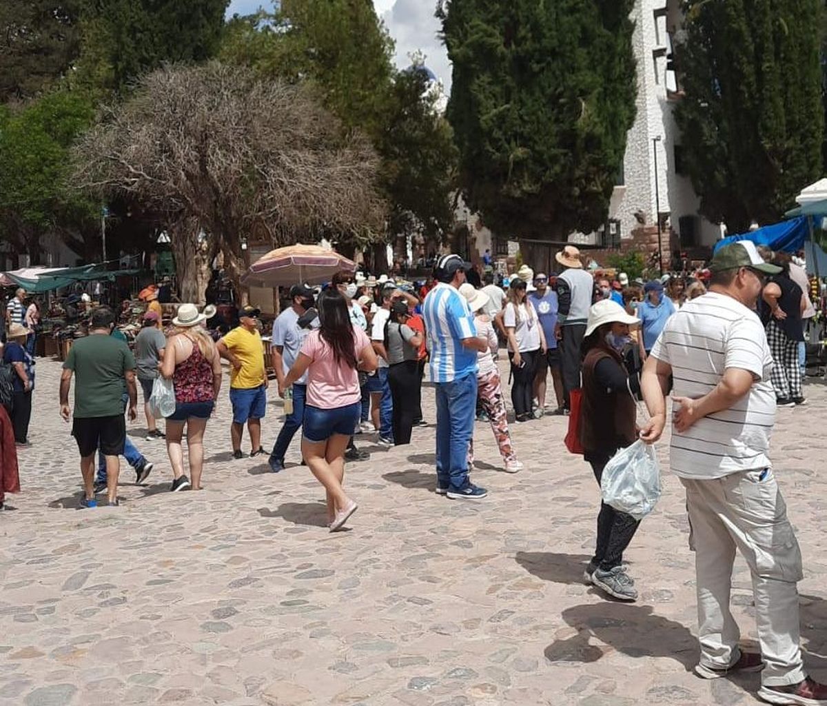 Turistas recorriendo la plaza principal de Humahuaca.