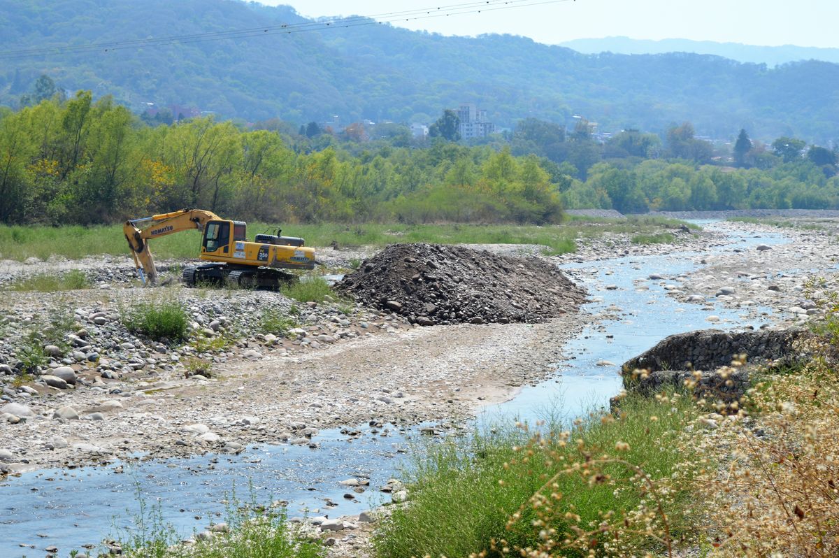 Hídricos despliega obras en la extensión del Río Grande en la capital provincial.