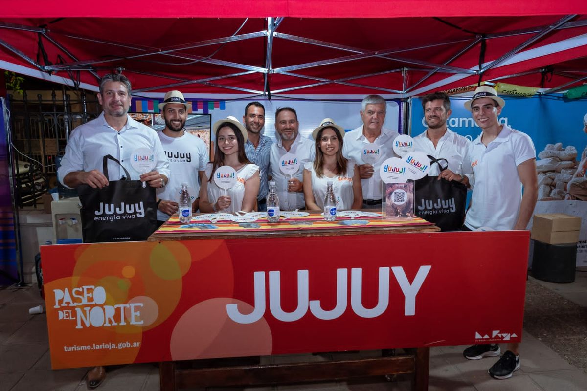 Valdecantos junto a funcionarios del NOA el stand de Jujuy