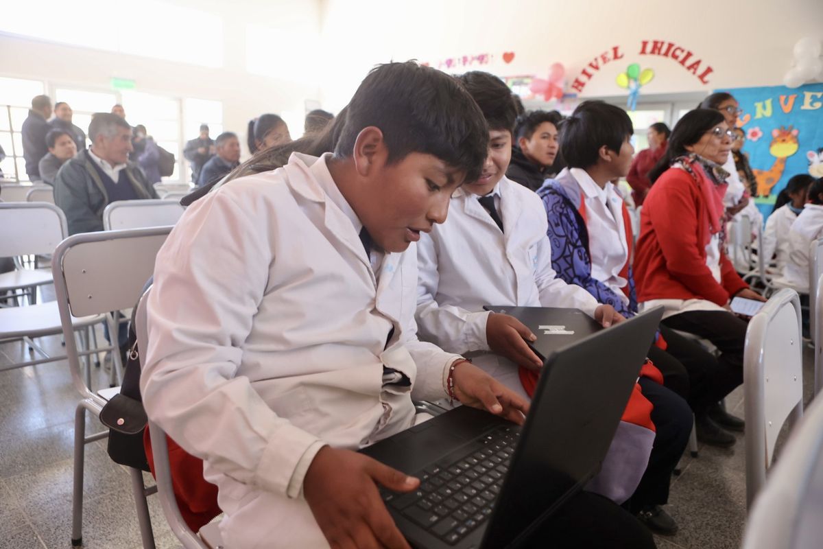 Sadir encabezó el acto de entrega de laptops a alumnos de Lipán del Moreno