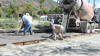 Las obras en Tumbaya para pavimentación de la avenida San Martín, paralela a la RN 9, ya avanzaron en su etapa de hormigonado. Pronto iniciarán obras de iluminación.