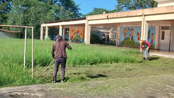 Se intensifican trabajos de desmalezado y mantenimiento en establecimientos educativos de Jujuy