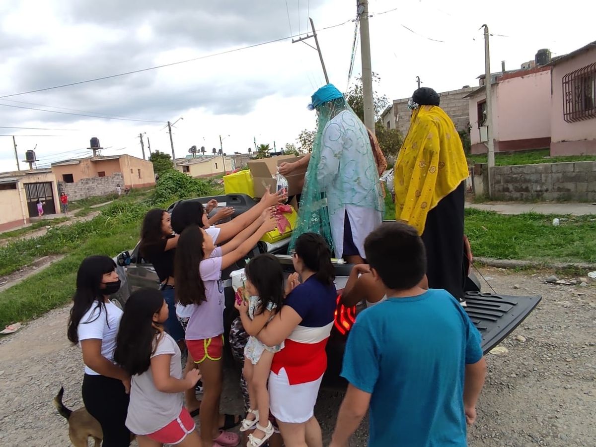 Niños y niñas del barrio Tupac Amaru recibieron la visita de los Reyes Magos