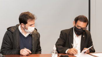 Momento donde Medina Zar  rubrica el convenio junto al Secretario de Salud Mental y Adicciones, Agustín Yécora 