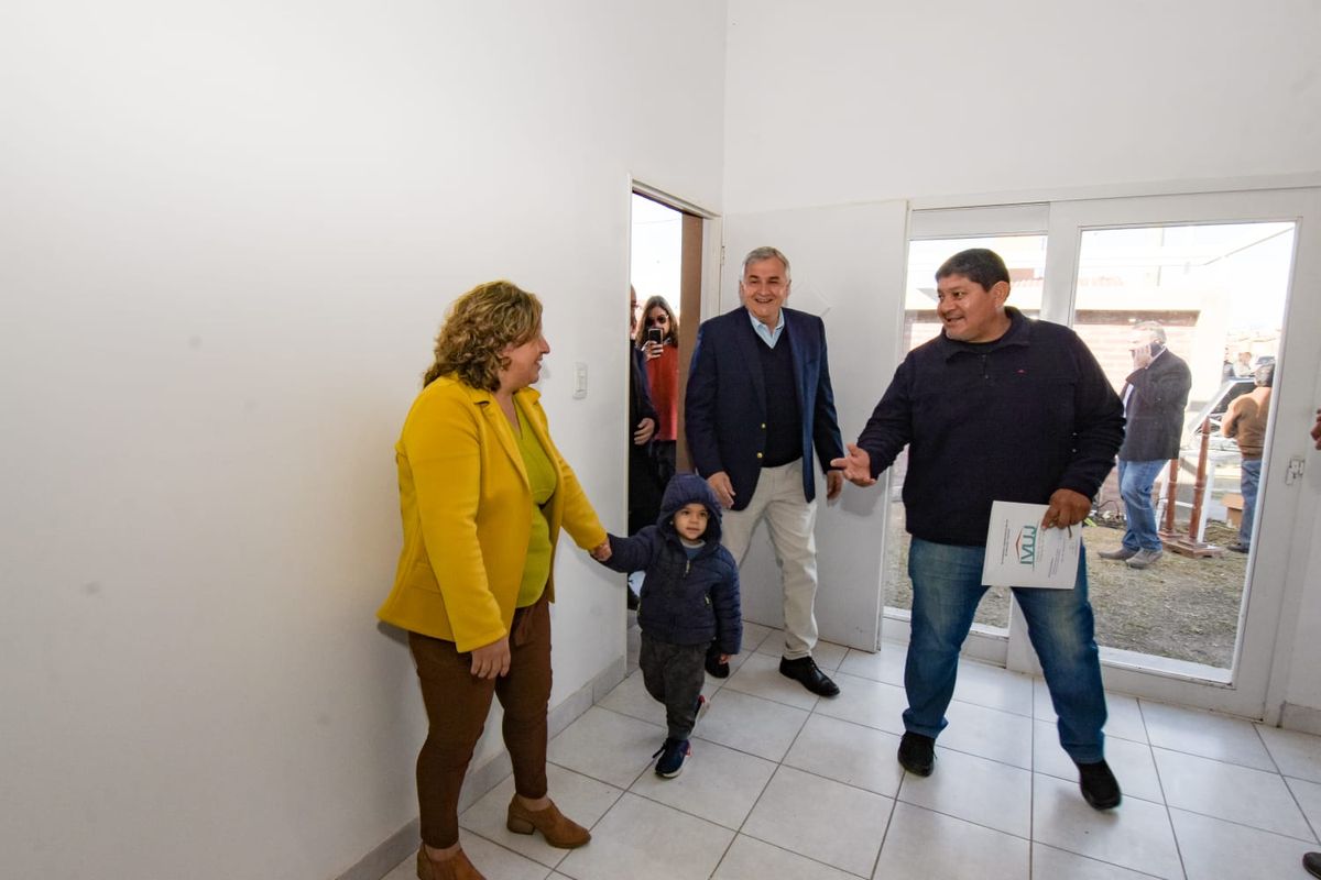 El gobernador entregó viviendas en Palpalá