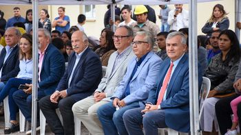 el gobernador entrego las llaves de la casa propia a 70 familias de san pedro