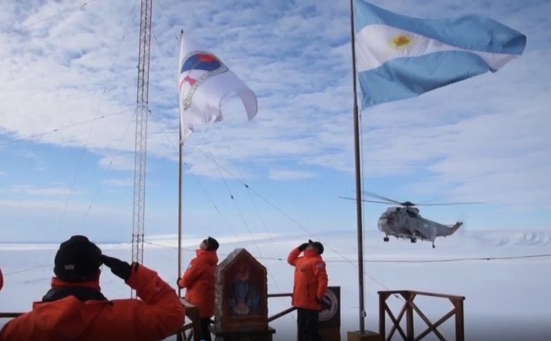 En la Antartida dos jujeños izaron la Bandera de la Libertad Civil