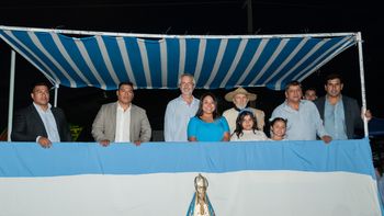 Autoridades provinciales y locales en el transcurso del desfile cívico-gaucho