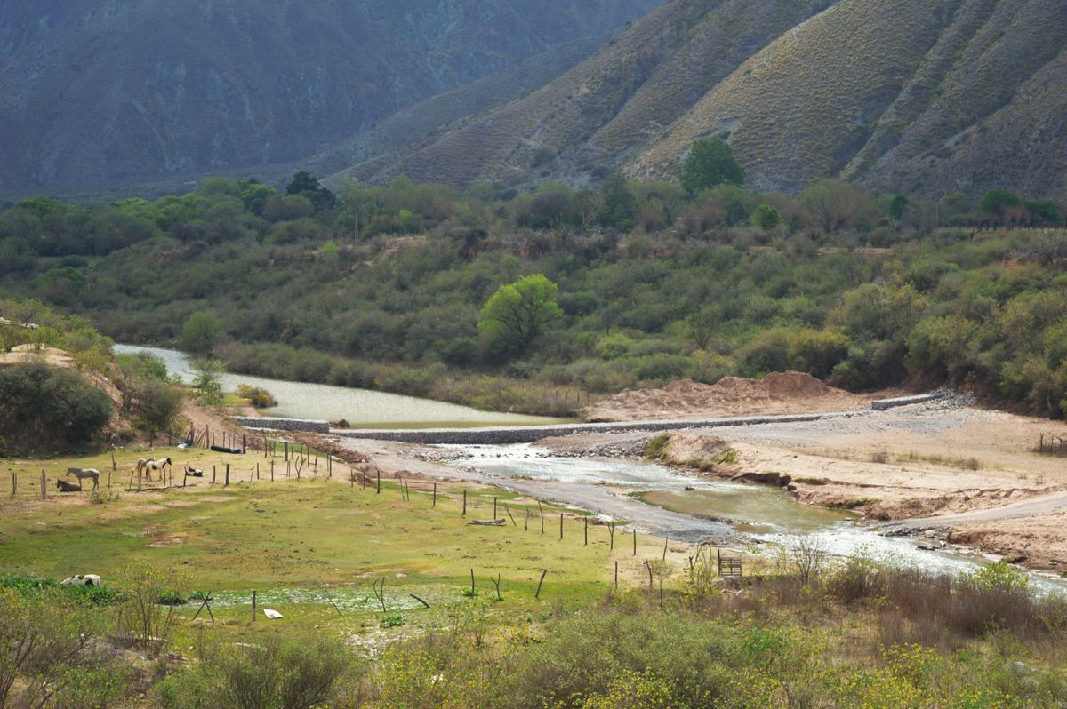 Volcán: Hídricos ejecuta obras clave de control del fondo del Río Grande