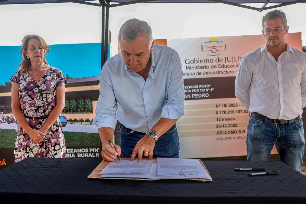 El gobernador Morales firma el acta de inicio de obras del edificio de la escuela de Lobatón.