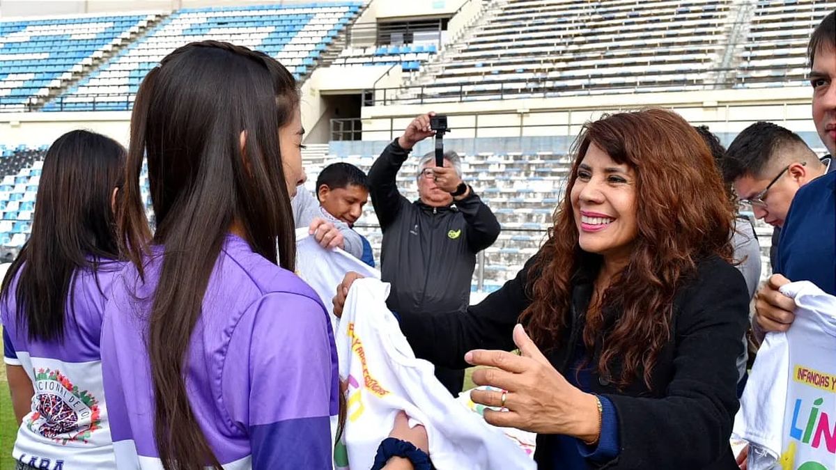 Promocionan la Línea 102 en la Fiesta Nacional de los Estudiantes