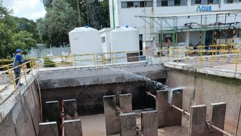 Continúan los trabajos para normalizar el servicio de agua potable en distintos puntos de la provincia.