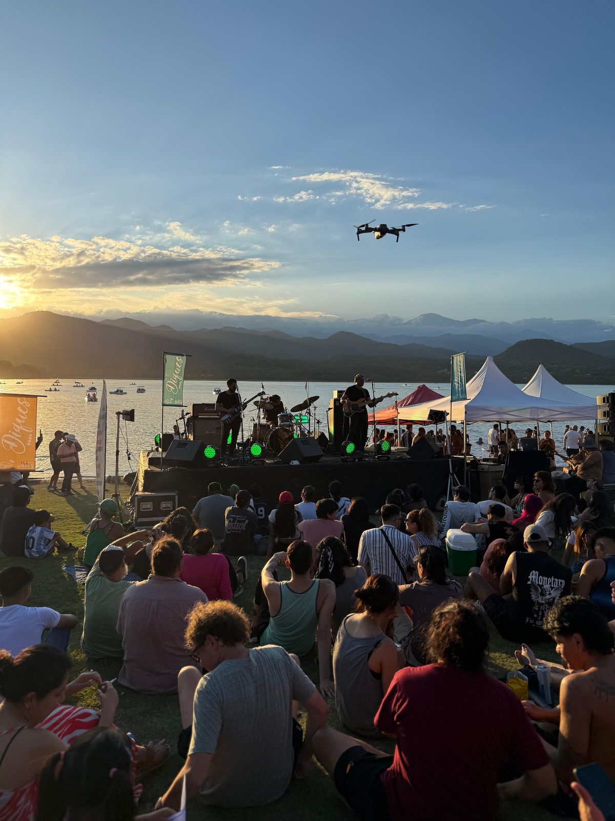 El evento “Rock en el Dique“ reunió a una gran cantidad de público en un domingo a pura música