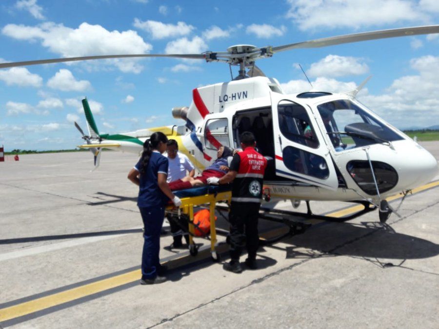 El helicóptero sanitario asiste a una mujer en Los Corrales
