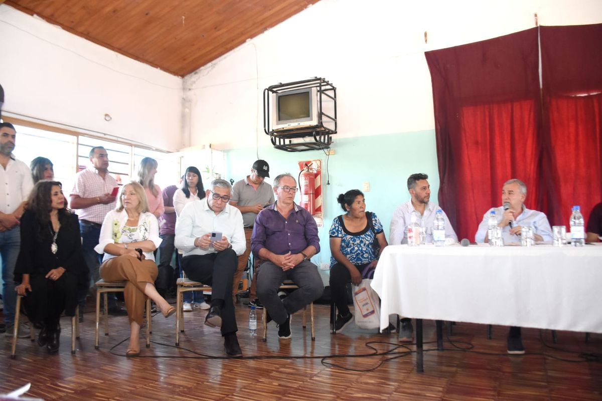 Gerardo Morales compartió con vecinos del sector B 6 un espacio de diálogo a agenda abierta