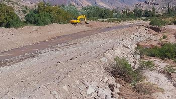 Recursos Hídricos despliega durante todo el año el Plan Hídrico Provincial, y en estos días está en el ríoa Huichaira y en la localidad de Tilcara.