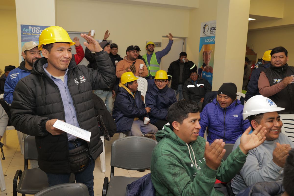 Carlos Sadir entregó certificados de capacitación en electricidad en la sede de UOCRA Jujuy