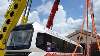 El Tren Solar de la Quebrada fue colocado sobre las vías 