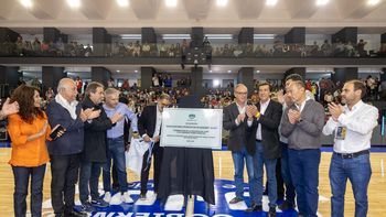 estadio colmado en la reinauguracion de la federacion de basquet