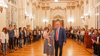 el gobernador y tulia snopek homenajearon a las madres en el salon de la bandera