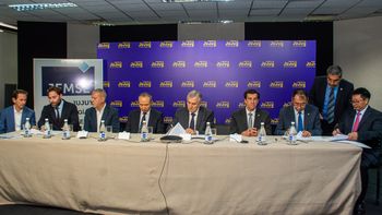  El gobernador Morales rubricó acuerdos por inversiones y producción