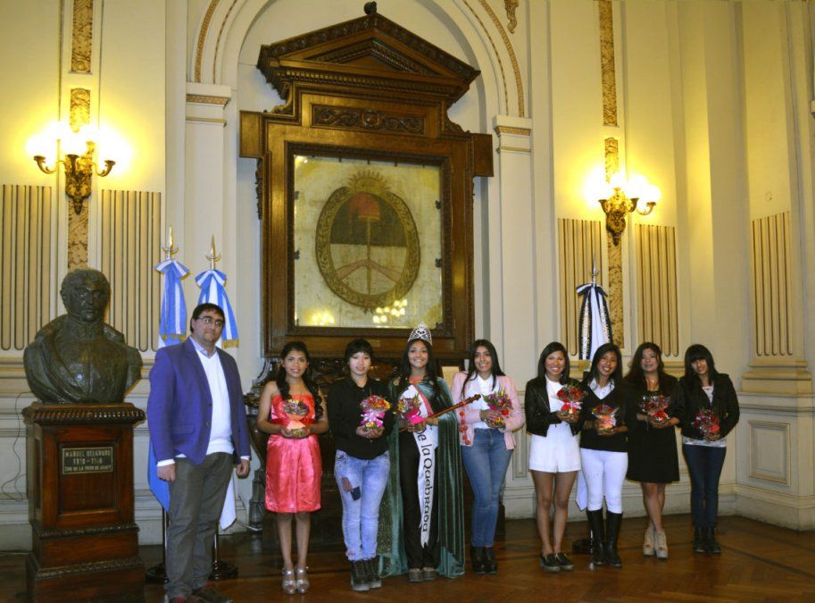Candidatas al trono Flor de la Quebrada visitaron el salón de la Bandera