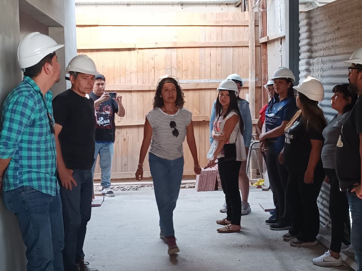 Autoridades y vecinos recorren obras de refacción integral de instituciones educativas Autoridades y vecinos recorren obras de refacción integral de instituciones educativas