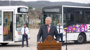 morales presento el prototipo de bus electrico con baterias de litio