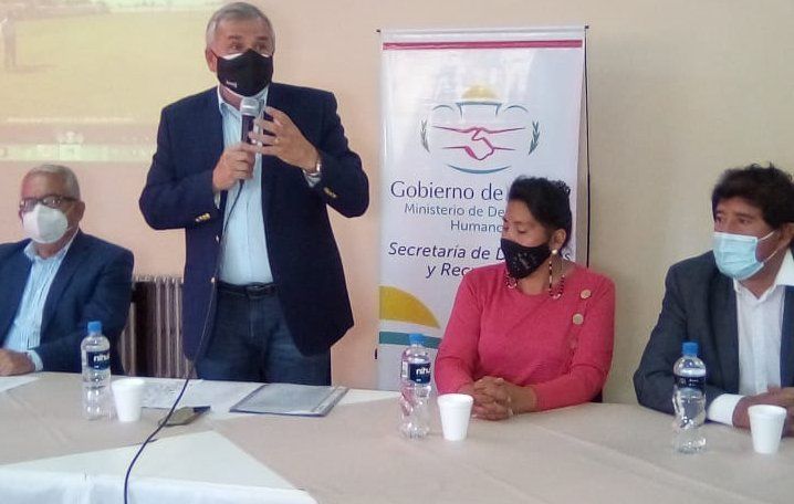Morales entregó subsidios a clubes de Quebrada y Puna