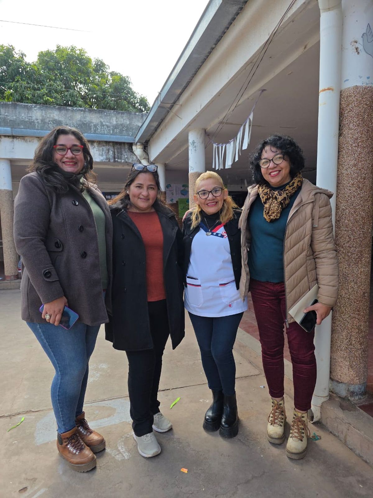 Representantes del Ministerio de Ambiente y Cambio Climático junto a autoridades de la Escuela.