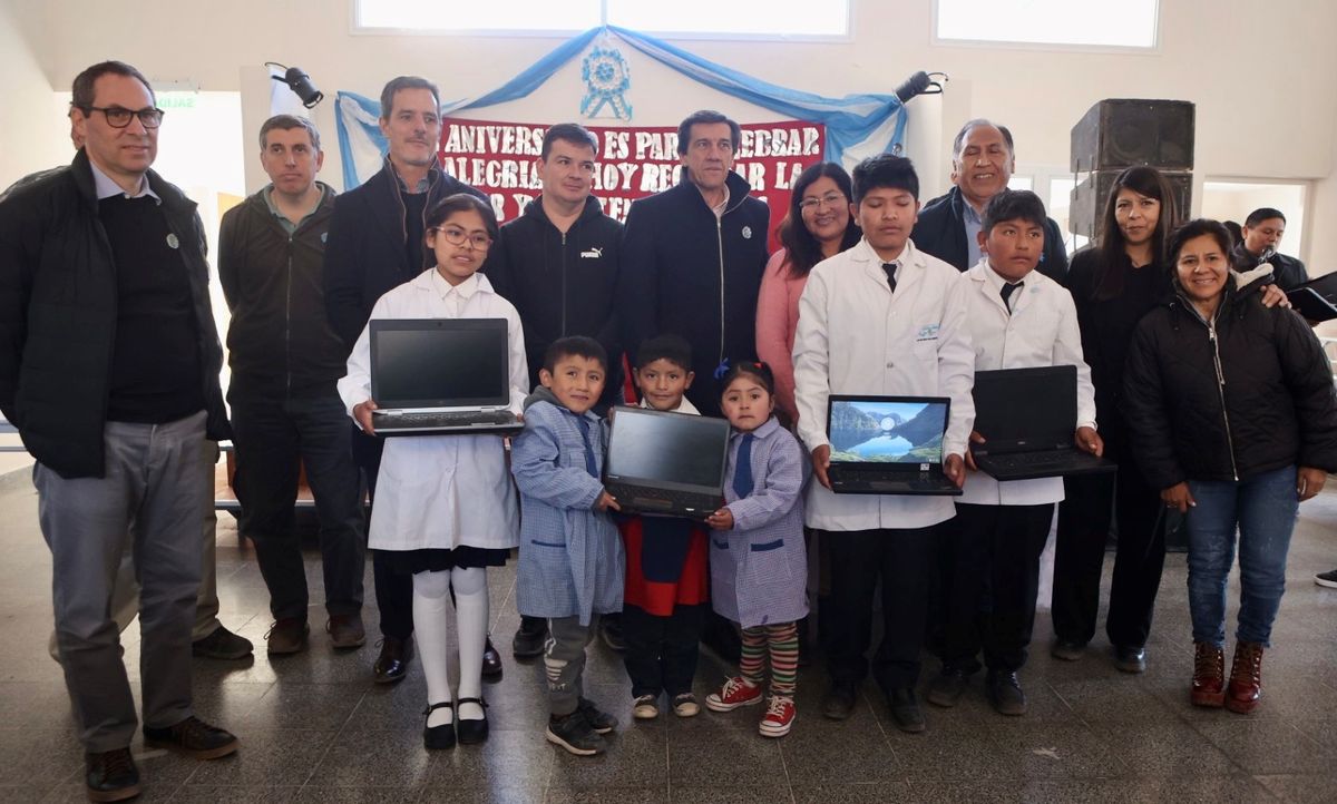 Sadir encabezó el acto de entrega de laptops a alumnos de Lipán del Moreno