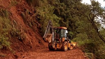 Vialidad, con personal y maquinaria propia, realiza el despeje de rutas ante el impacto de las lluvias.