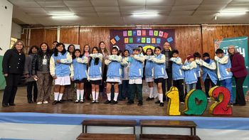 Estudiantes de 7º grado recibieron camperas por un concurso sobre derechos